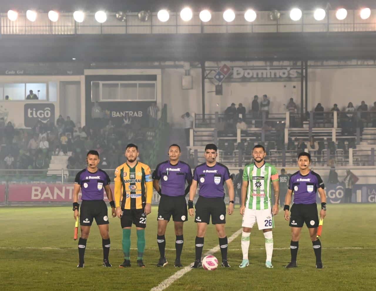 Árbitros guatemaltecos dirigirán juego importante en la CONCACAF