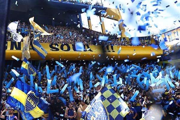Aficionados de Boca Juniors animan a su equipo en el estadio La Bombonera, en Buenos Aires (Argentina), en una fotografía de archivo. EFE/Juan Ignacio Roncoroni