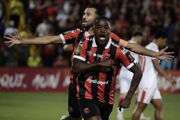 Joel Campbell de Alajualense celebra un gol en la final de la Copa Centroamericana entre Alajualense y Real Estelí en el estadio Alejandro Morera Soto en Alajuela (Costa Rica). EFE/ Jeffrey Arguedas