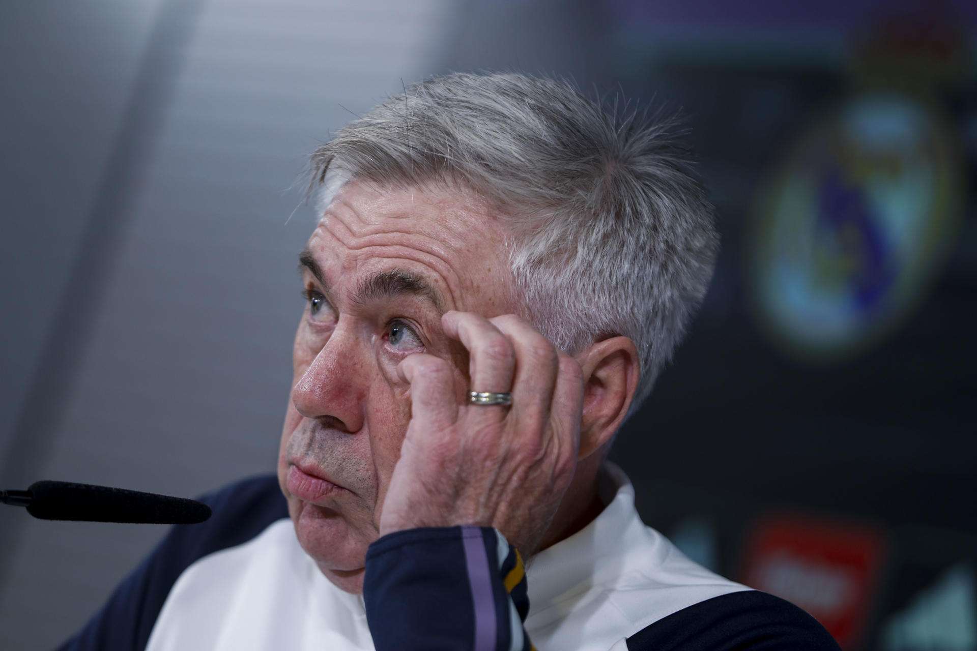 Ancelotti pensando tema alaba