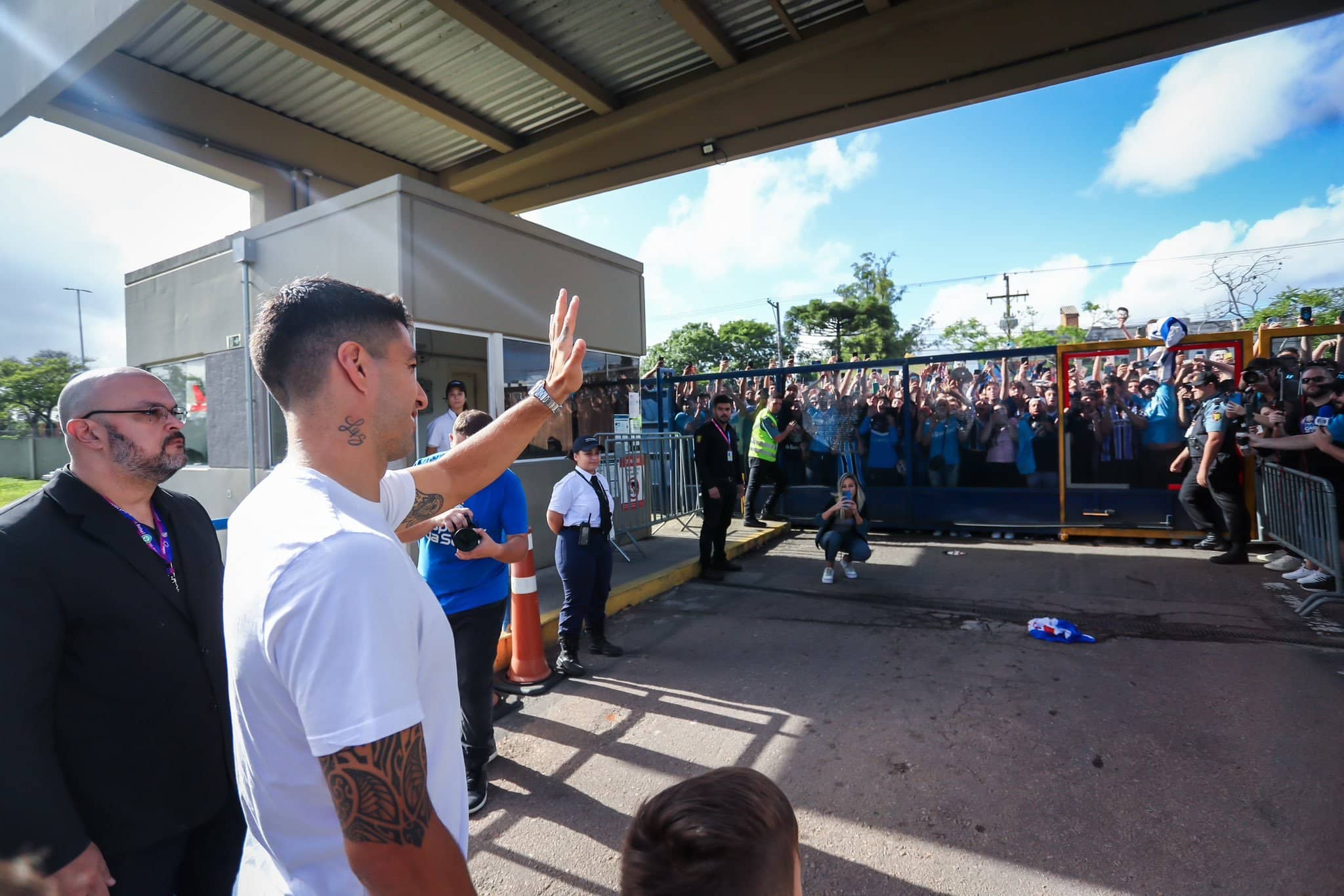 Decenas de hinchas de Grêmio acudieron este viernes al aeropuerto de Porto Alegre para despedirse efusivamente del uruguayo Luis Suárez, después de su gran campaña en el equipo brasileño.