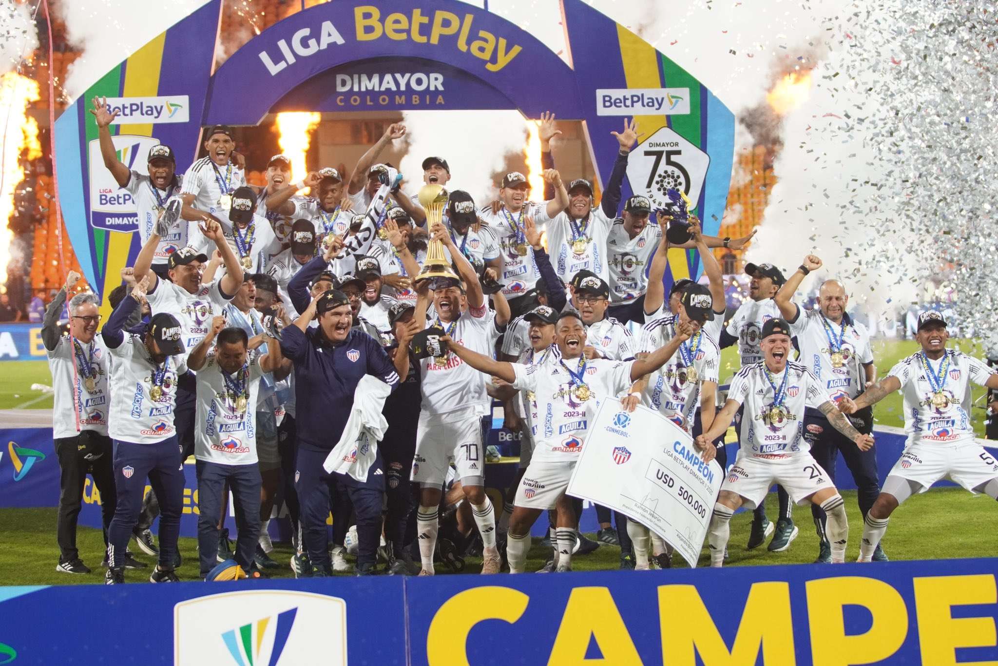 El Junior consiguió su décimo título de la liga colombiana al vencer 3-5 por penaltis al Deportivo Independiente Medellín (DIM), que ganó por 2-1 el partido de vuelta de la final de la liga colombiana.