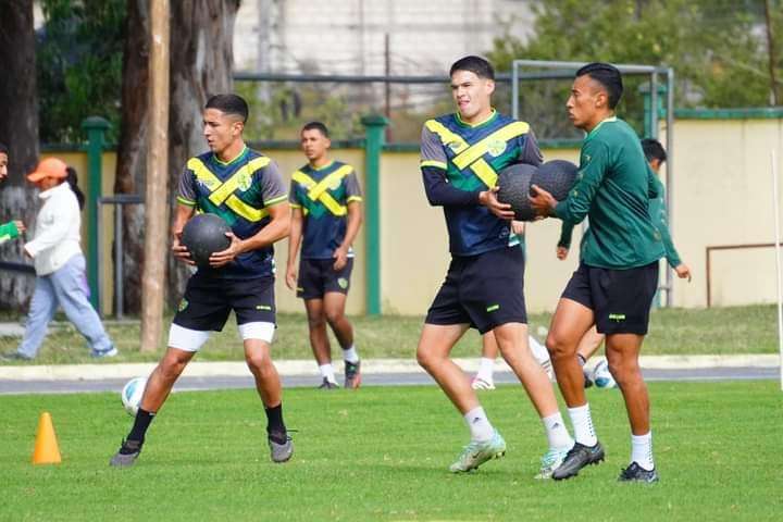 Xinabajul regresa a entrenar con incertidumbre económica