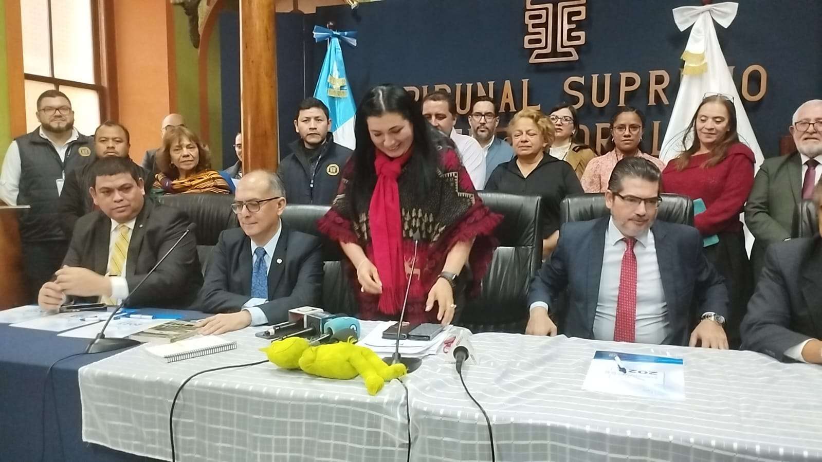 Blanca Alfaro TSE regalo a Curruchiche