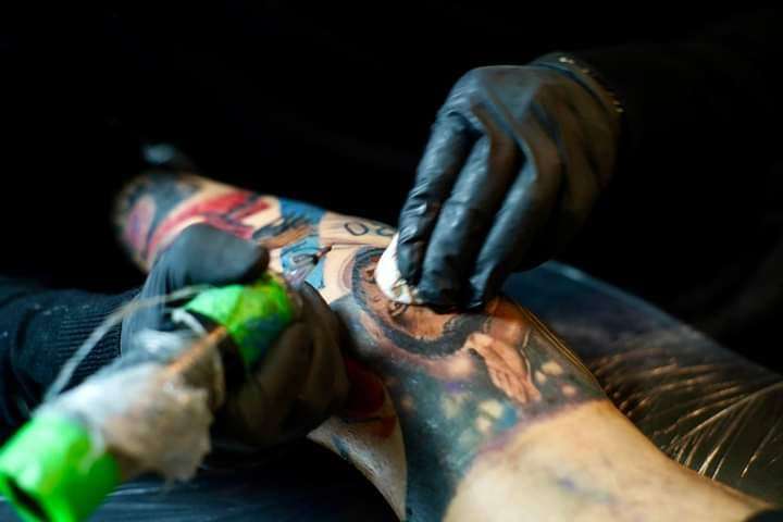 Neto Bran inmortaliza al "pescado" Ruiz en un nuevo tatuaje