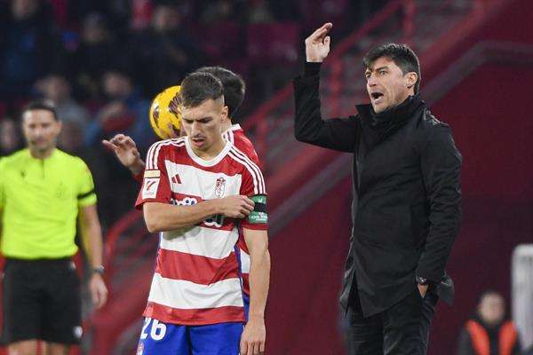 El entrenador del Granada, Alexander Medina (d), protesta una jugada en presencia de Bryan Zaragoza. EFE/ Miguel Ángel Molina.