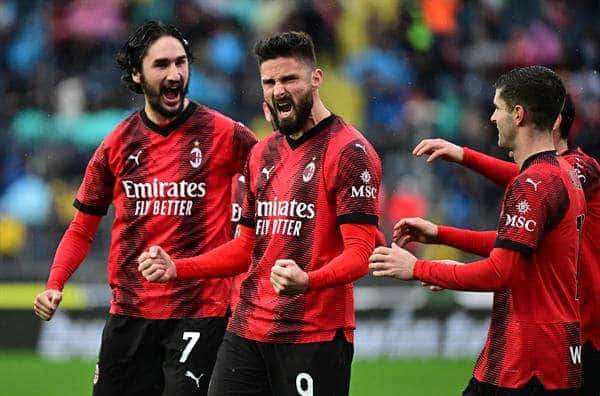 El delantero Olivier Giroud (c) celebra su gol en el duelo entre el Empoli y el Milan. EFE/EPA/CLAUDIO GIOVANNINI