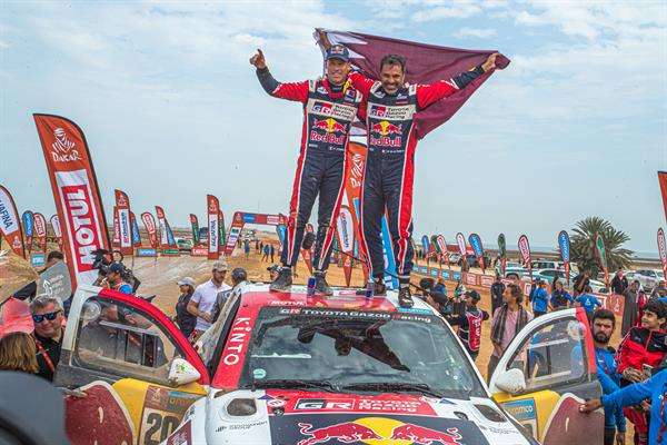 El piloto catarí Nasser Al-Attiyah (d) y el copiloto francés Mathieu Baumel (i), celebran su victoria en el Rally Dakar 2023. EFE/EPA/Andrew Eaton/Archivo