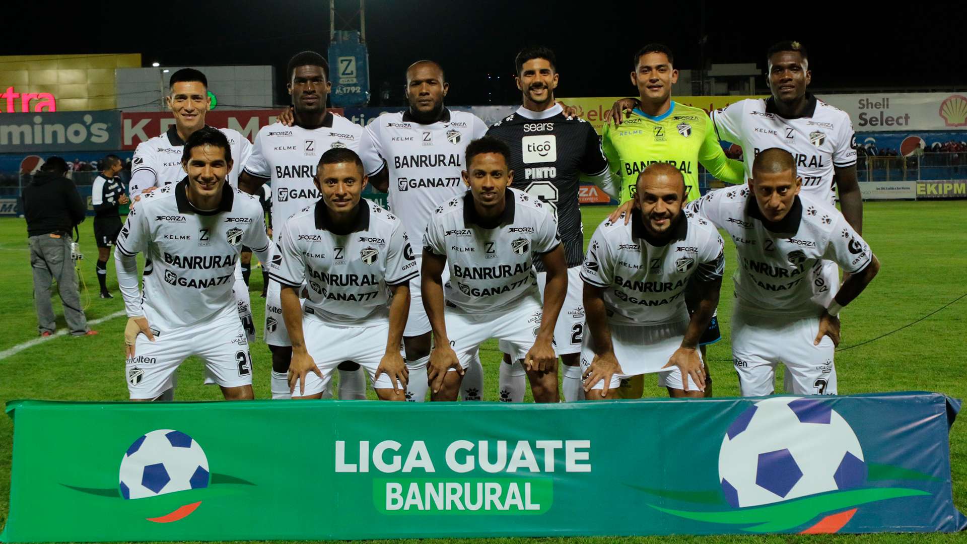 Comunicaciones y Cobán Imperial miden fuerzas para cerrar el mes de enero en juego por el liderato del Torneo Clausura 2024.