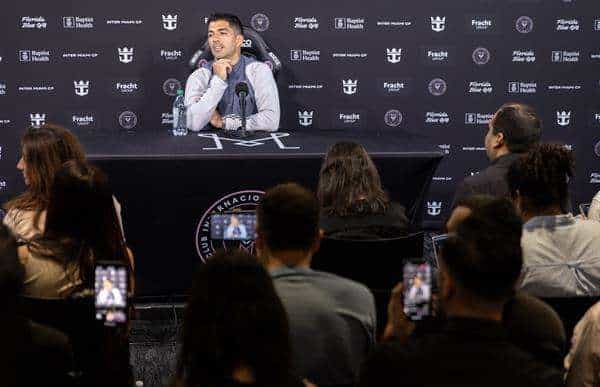 El jugador del Inter de Miami, Luis Suárez habla durante una rueda de prensa en Fort Lauderdale (EE.UU.). EFE/EPA/CRISTOBAL HERRERA-ULASHKEVICH