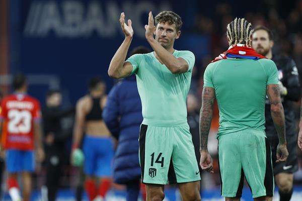 El centrocampista del Atlético de Madrid Marcos Llorente celebra la victoria al término del partido de dieciseisavos de final de la Copa del Rey que enfrentó al CD Lugo y al Atlético de Madrid en el Estadio Anxo Carro de la ciudad lucense. EFE/ Eliseo Trigo