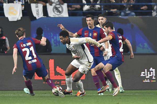 Jude Bellingham (C) sufre la presión de varios jugadores del BArcelona en la final de la Supercopa jugada en el Al Awal Park Arabia Saudí EFE/EPA/STR