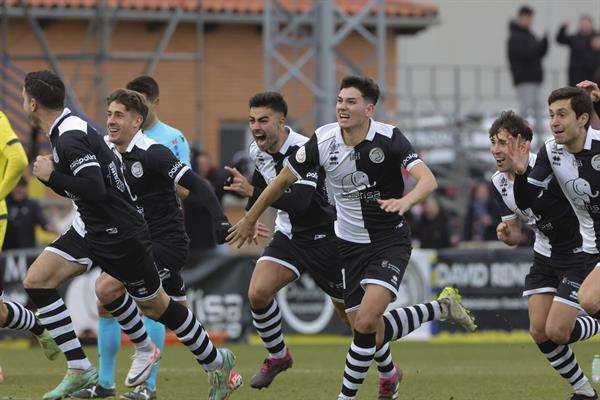 Los jugadores de Unionistas celebran tras vencer al Villarreal y pasa de fase este lunes, tras el encuentro de Copa del Rey, en Salamanca (Castilla y León). EFE/ JMGARCIA