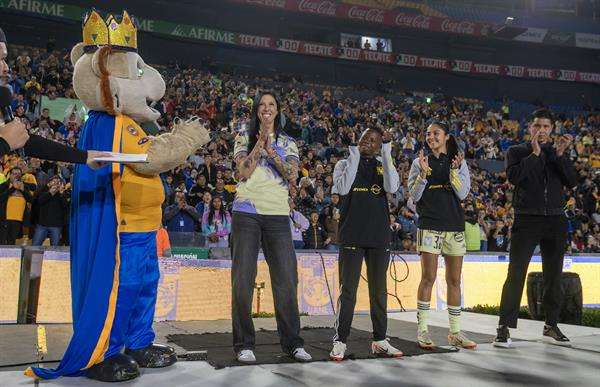 Las futbolistas Jennifer Hermoso (i) de España; Chrestinah Kgatlana (c) de Sudáfrica y la mexicana Alison González (d) son presentadas como nuevas jugadoras del Club Tigres femenil, hoy, antes del inicio del partido femenino entre Tigres UANL y Atlético San Luis, en el estadio Universitario de la ciudad de Monterrey (México). EFE/Miguel Sierra