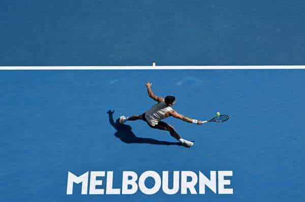 Carlos Alcaraz, en un momento del partido ante el tenista chino Juncheng Shang, de tercera ronda del Abierto de Australia. EFE/EPA/JOEL CARRETT AUSTRALIA AND NEW ZEALAND OUT