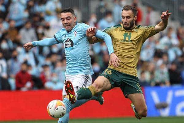 El delantero del Celta de Vigo, Iago Aspas, pugna por un balón con el jugador del Betis German Pezzellaen el estadio Balaidos de Vigo en una foto de archivo de Salvador Sas. EFE