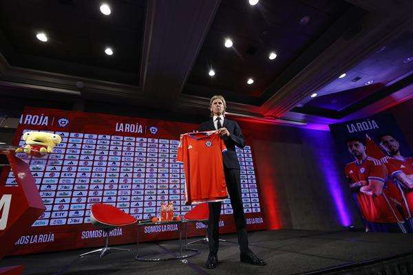 El argentino Ricardo Gareca posa durante su presentación como nuevo entrenador de la selección chilena de fútbol masculina hoy, en Santiago (Chile). EFE/Elvis González