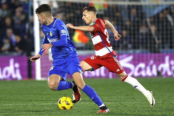 El delantero del Granada Bryan Zaragoza (d) rumbo al BAyern