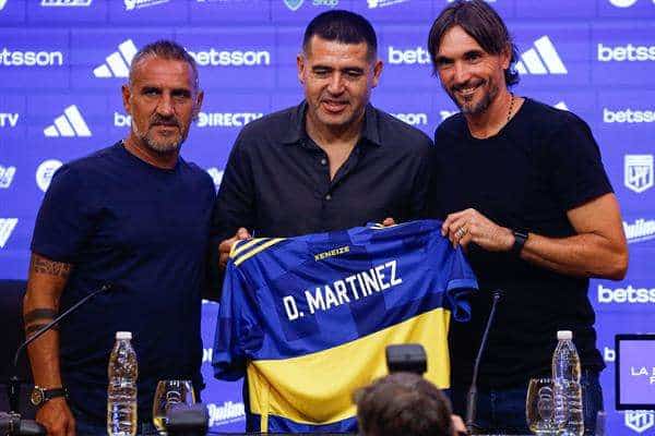 El presidente del Club Atlético Boca Juniors, Juan Román Riquelme (c), acompañado por Raúl Cascini (i), integrante del Consejo de Fútbol de Boca, presenta a Diego Martínez (d) como nuevo director técnico del equipo hoy, durante una conferencia de prensa en el Estadio Alberto J. Armando 'La Bombonera' de Buenos Aires (Argentina). EFE/ Luciano González