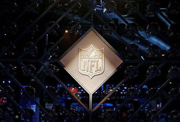 NFL multa a propietario de Panthers con 300.000 dólares por arrojar bebida al público