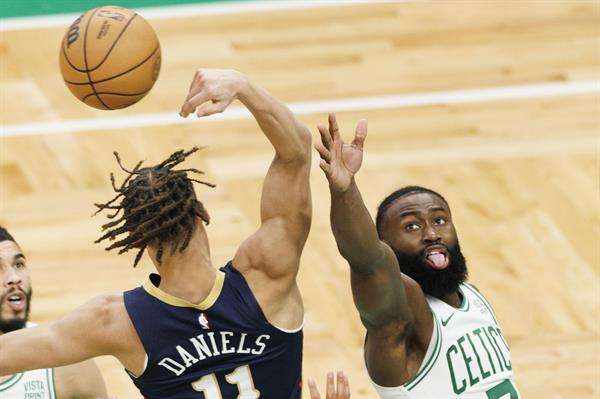 Los Boston Celtics volvieron este lunes a la senda de la victoria con un triunfo muy ajustado ante los New Orleans Pelicans