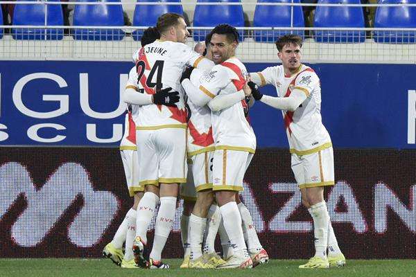 Los jugadores del Rayo Vallecano celebran el gol de Óscar Valentín durante el partido de dieciseisavos de Copa del Rey de fútbol entre el Huesca y el Rayo Vallecano, en el campo de fútbol El Alcoraz, en Huesca. EFE/ Javier Blasco