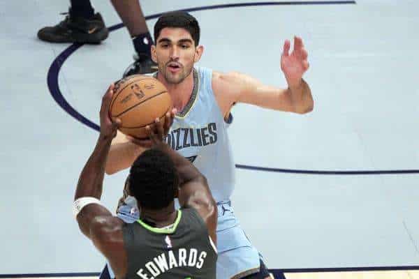 Santi Aldama (arriba) de los Memphis Grizzlies disputa el balón con Anthony Edwards de los Minnesota Timberwolves, en una foto de archivo. EFE/Karen Pulfer Focht