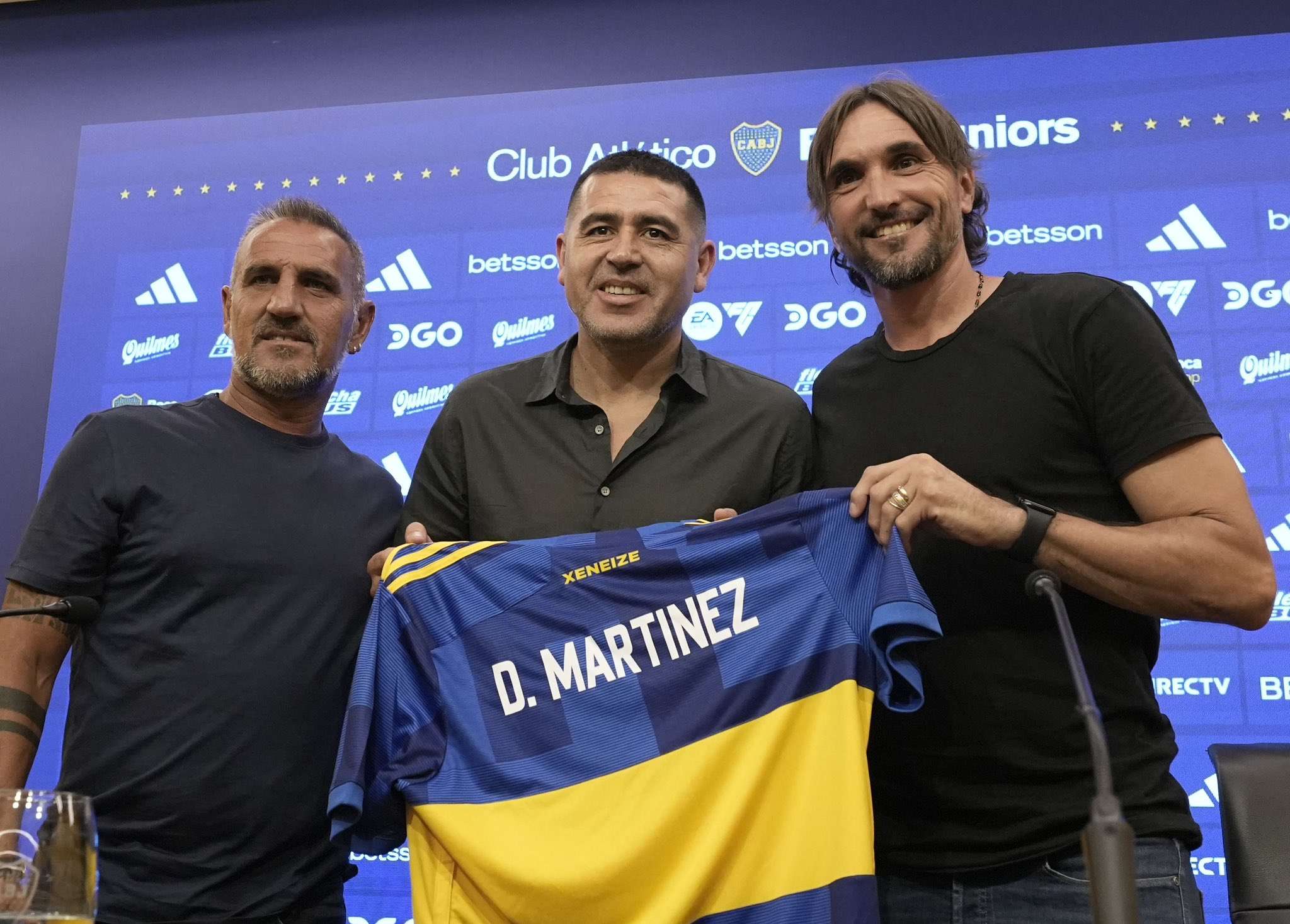 El presidente del Club Atlético Boca Juniors, Juan Román Riquelme (c), acompañado por Raúl Cascini (i), integrante del Consejo de Fútbol de Boca, presenta a Diego Martínez (d) como nuevo director técnico del equipo hoy, durante una conferencia de prensa en el Estadio Alberto J. Armando 'La Bombonera' de Buenos Aires (Argentina). EFE/ Luciano González