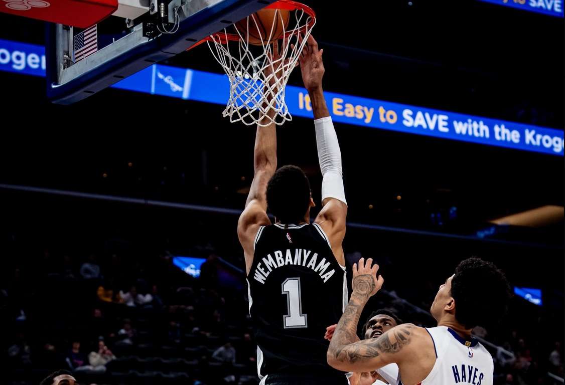 Victor Wembanyama firmó su primer triple-doble en la NBA para unos San Antonio Spurs que destrozaron a los Detroit Pistons en el duelo de colistas de las dos conferencias.
