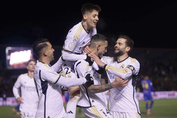 Los jugadores del Real Madrid celebran el gol de su equipo anotado por Joselu (c) durante el partido de dieciseisavos de final de la Copa del Rey que Arandina y Real Madrid disputaron en el estadio El Montecillo, en Aranda de Duero. EFE/ Mariscal