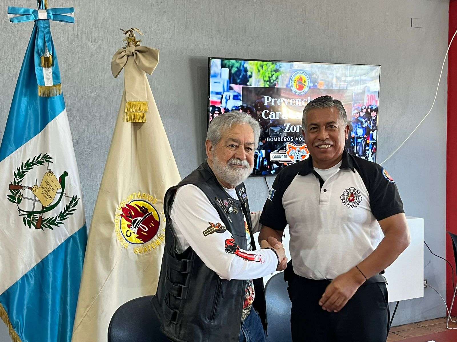 caravana del zorro apoyado por bomberos