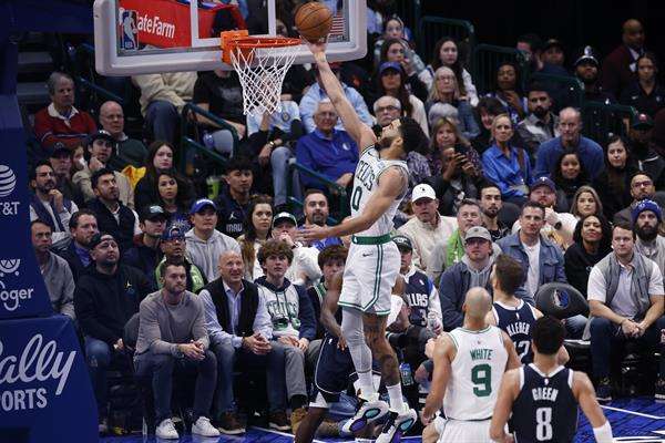 El jugador de los Boston Celtics, Jayson Tatum, hace una canasta durante la segunda mitad de un partido de la NBA entre los Dallas Mavericks y los Boston Celtics en Dallas. EFE/EPA/ADAM DAVIS