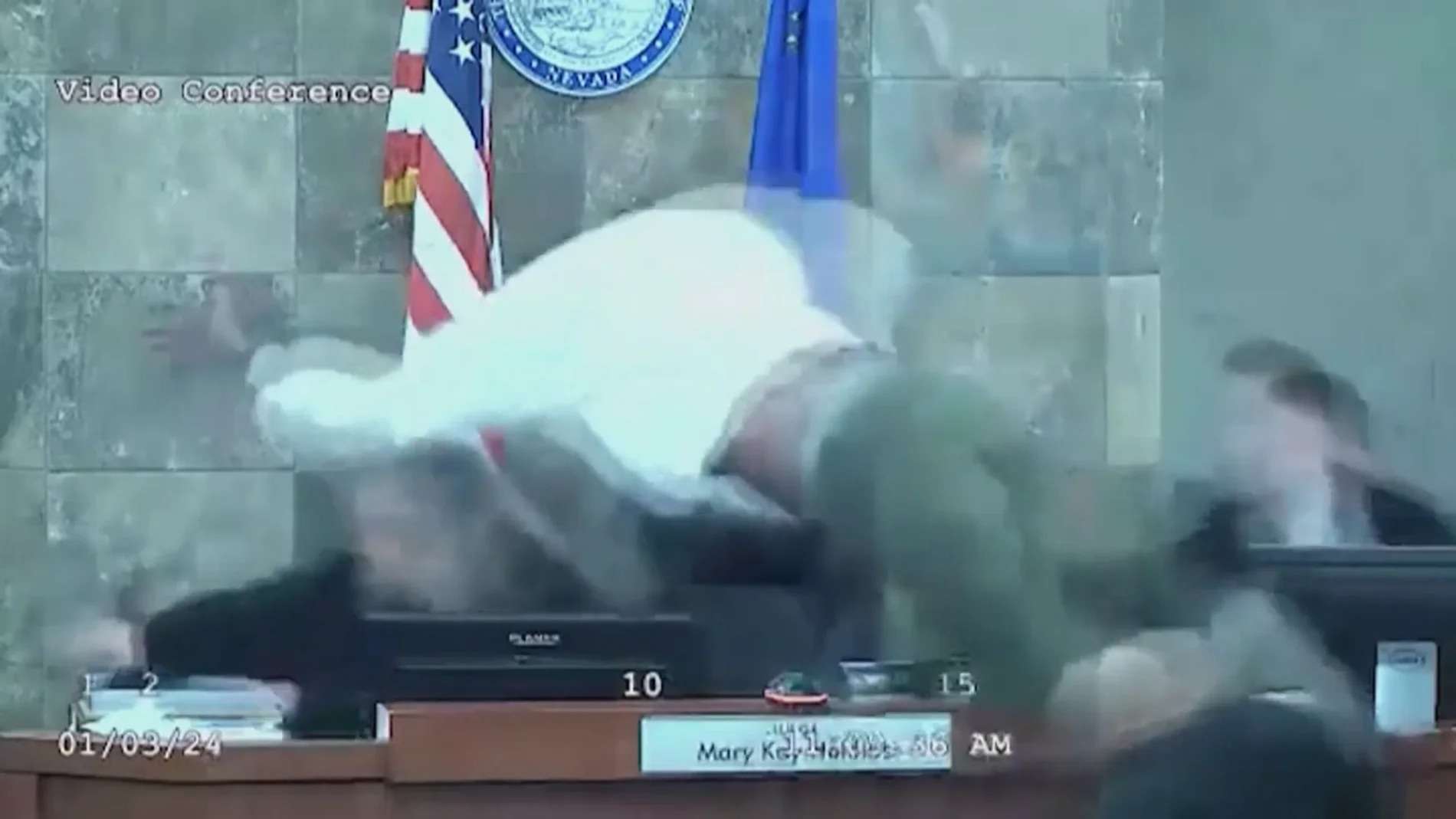 EN VIDEO | Acusado Delone Redden se lanzó sobre jueza por no darle "libertad condicional"