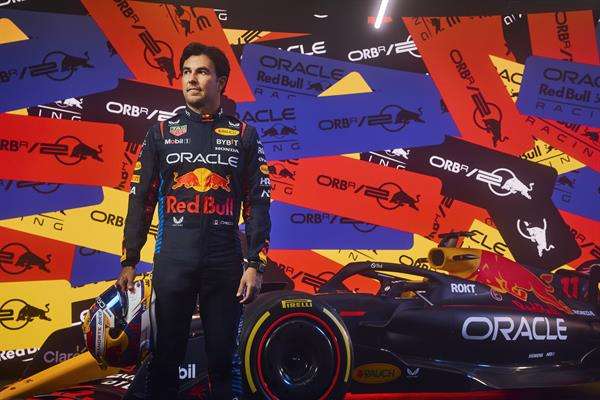 El mexicano Sergio Perez posa, durante el lanzamiento de la temporada RB20 de Red Bull Racing 2024 en Londres, Reino Unido. La escudería Red Bull presentó este jueves, en su sede de Milton Keynes (Inglaterra), su nuevo monoplaza, el RB20, que pilotarán esta temporada el neerlandés Max Verstappen -que buscará su cuarto título seguido- y el mexicano Sergio Pérez. EFE/Red Bull