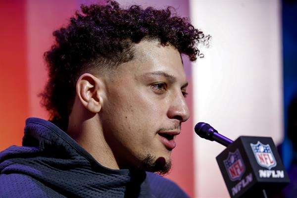 Fotografía de archivo en la que se registró al mariscal de campo de los Chiefs de Kansas City, Patrick Mahomes, durante una rueda de prensa, en Phoenix (Arizona, EE.UU.). EFE/Caroline Brehman