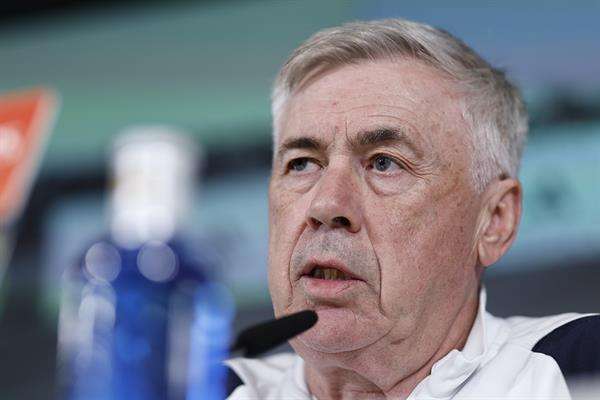 El técnico italiano Carlo Ancelotti, durante la rueda de prensa en la que no ha querido opinar sobre el posible fichaje del francés Kylian Mbappé por el Real Madrid. EFE/Rodrigo Jiménez