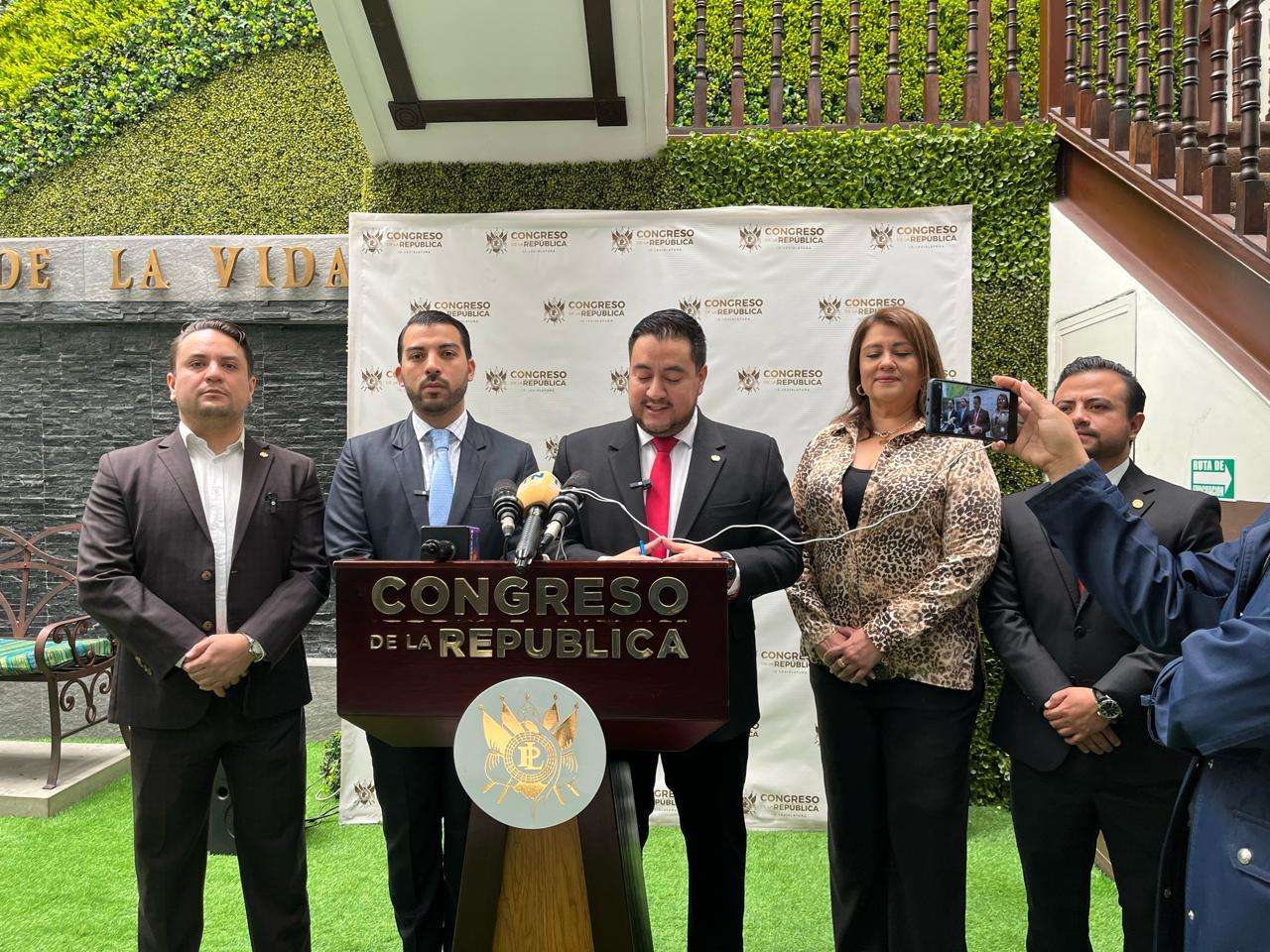 ¿De qué se trata la iniciativa de ley que presentó bancada VAMOS y tiene relación con el IVA?