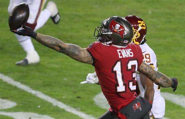 Mike Evans firmó este lunes una extensión de contrato con los Tampa Bay Buccaneers, según se dio a conocer la noche del lunes.