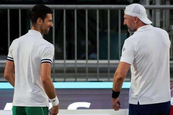 El tenista serbio Novak Djokovic, número uno el mundo, en una imagen de archivo con su ya exentrenador, el croata Goran Ivanisevic (d). EFE/CATI CLADERA