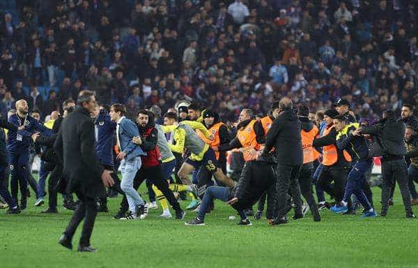 Los seguidores del Trabzonspor atacan a los jugadores del Fenerbahce después del partido de la Super Liga entre ambos equiopo en Trabzon, Turquía. EFE/EPA/STR