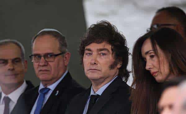 El Gobierno de Colombia ordenó este miércoles la expulsión de diplomáticos de la Embajada de Argentina en Bogotá, en respuesta a nuevas ofensas del presidente de ese país, Javier Milei, quien tildó de "asesino terrorista" a su homólogo colombiano, Gustavo Petro, en una entrevista con el canal CNN en Español.