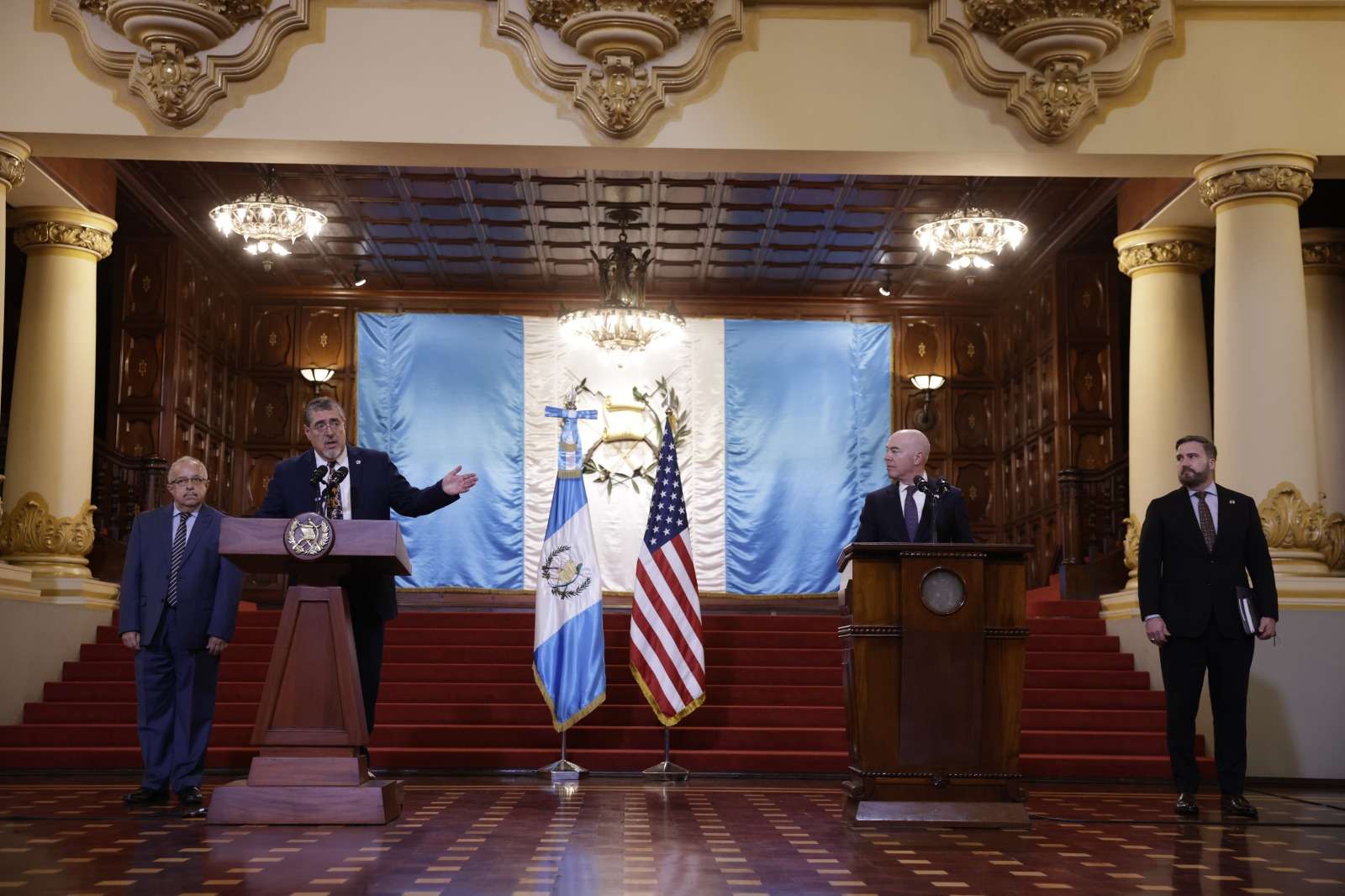 Alejandro Mayorkas con Bernardo Arévalo