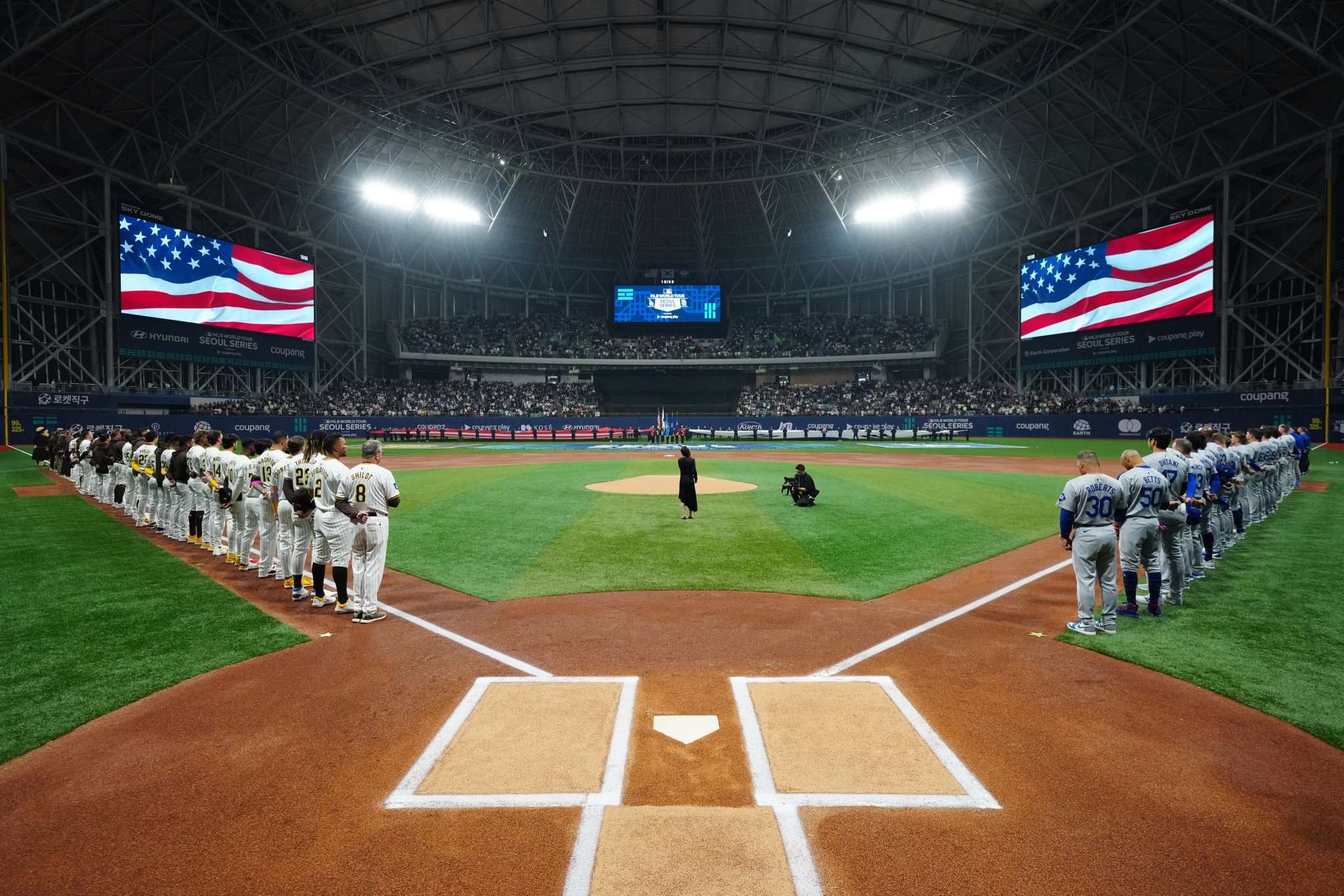 Grandes Ligas estadio Gocheok Sky Dome, para presenciar un partido de béisbol, en Seúl (Corea del Sur).