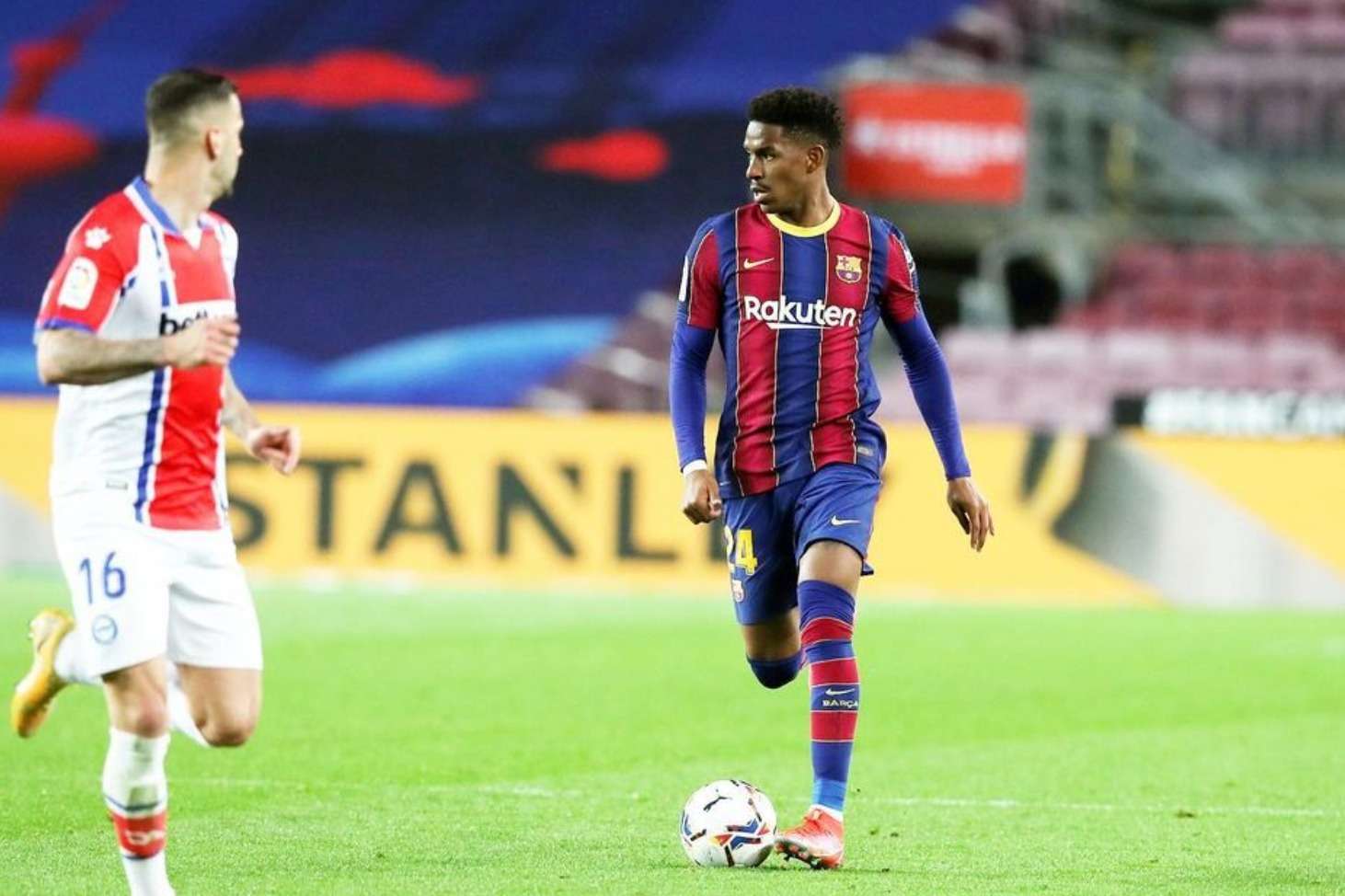 Junior Firpo, lateral de 27 años, dominicano de nacimiento pero español por nacionalidad aceptó el reto de integrar a la selección dominicana su pais de origen y su familia.