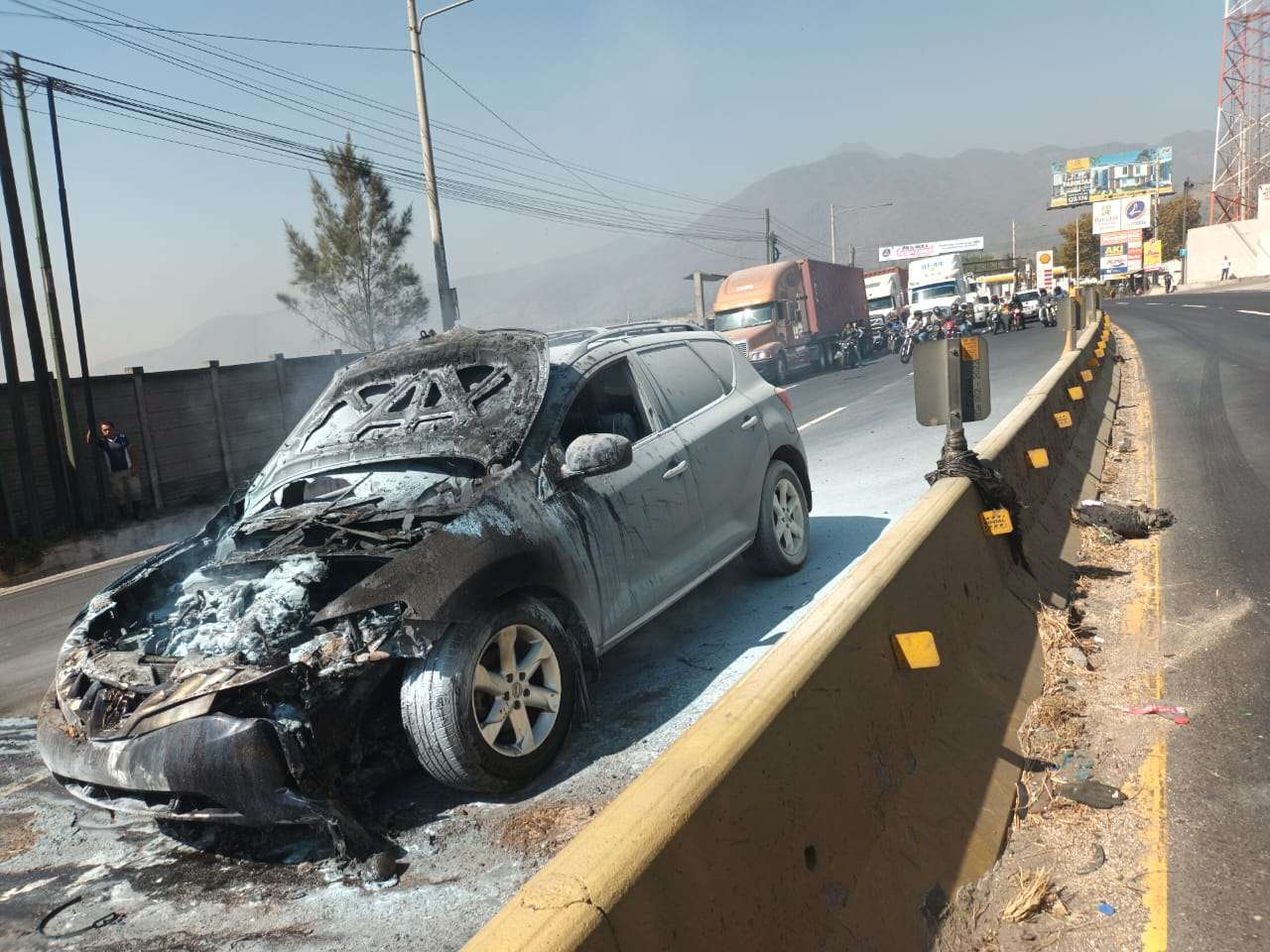Vehículo se incendia en ruta al Pacífico hacía la capital ¡Paso cerrado de momento!