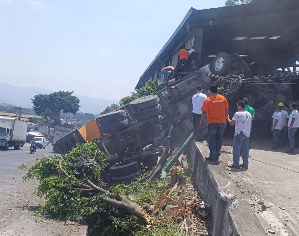 camión vuelca ruta al pacífico