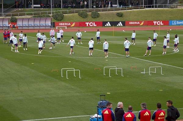 Entrenamiento de la selección española de fútbol este lunes en la Ciudad del Fútbol de Las Rozas, Madrid, previo al partido amistoso que disputará mañana de España contra Brasil . EFE/Mariscal