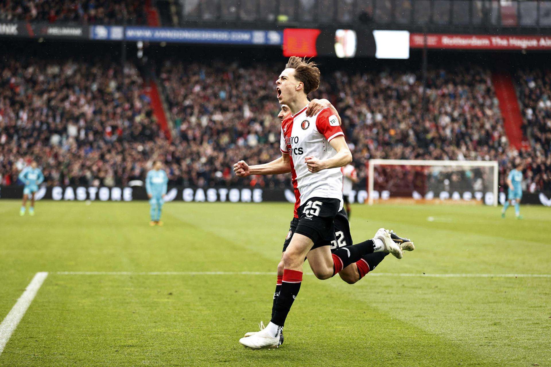 Feyenoord con gran remontada se acerca al líder