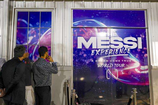 Un grupo de personas espera para ver la muestra 'The Messi Experience: A Dream Come True' en Miami, Florida (EE.UU.). EFE/Eva Marie Uzcátegui