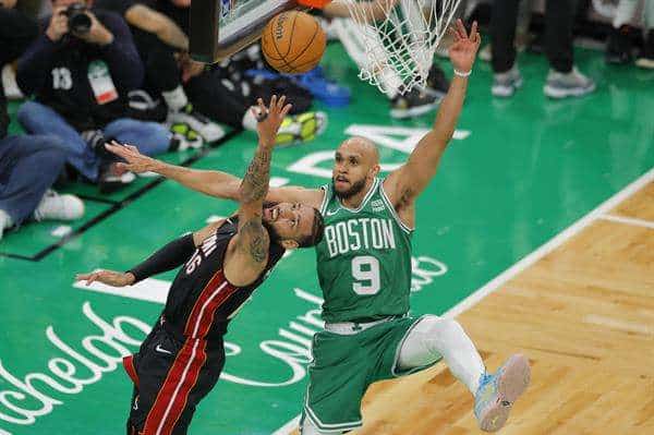 Caleb Martin (i), alero de los Heat de Miami, fue registrado este miércoles, 24 de abril, al atacar el aro que defiende Derrick White (d), de los Celtics de Boston, durante el segundo partido de esta serie de 'playoff' de la Conferencia Este de la NBA, en el coliseo TD Garden de Boston (Massachusetts, EE.UU.). EFE/CJ Gunther